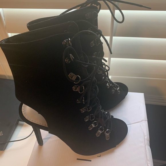 Black suede lacy heels - Picture 1 of 6